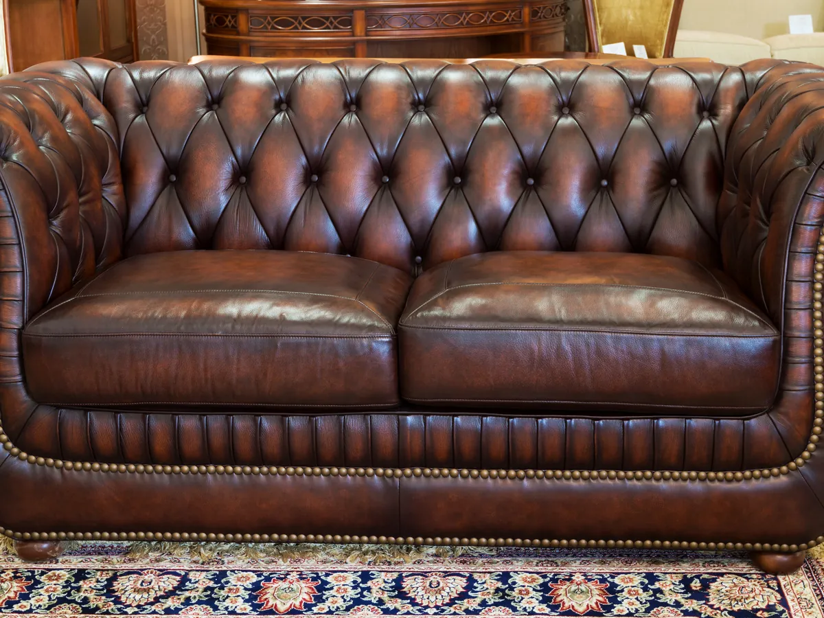 Sofa obszyta ćwiekami