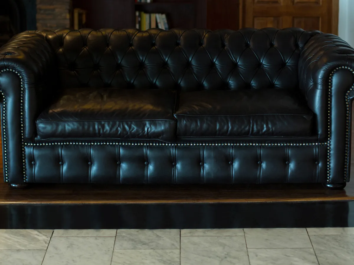 Czarna sofa do gabinetu