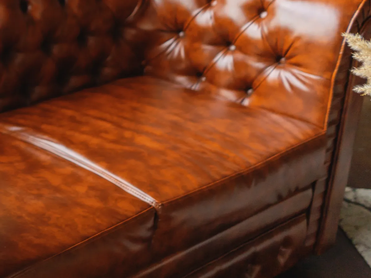 Sofa w koniakowej skórze