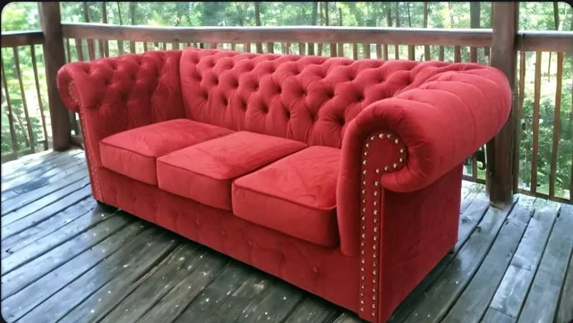 Röd soffa i velour på en terrass