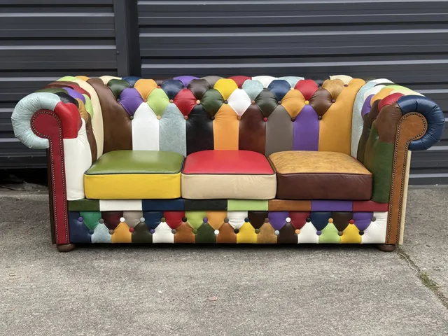 Patchworksoffa i regnbågens färger