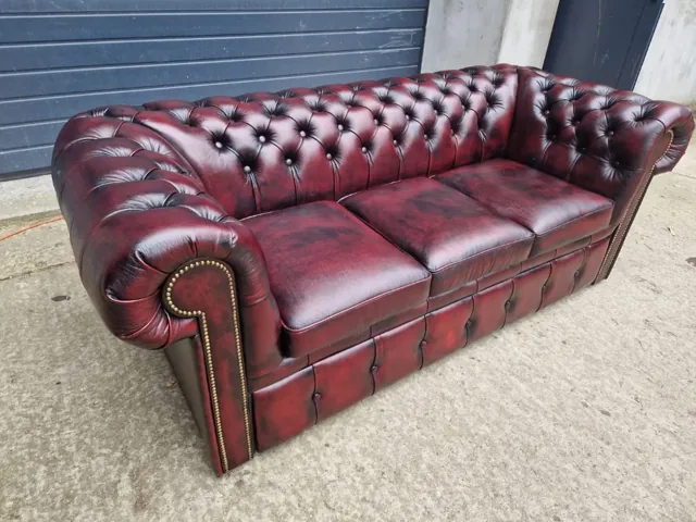 Bordowa sofa — detale wykończenia
