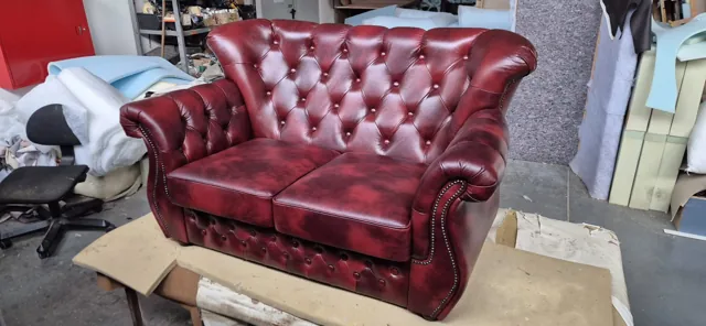 Vinröd soffa Queen
