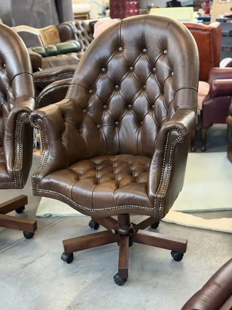 Brun snurrfåtölj